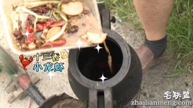 天啦噜！居然有人用爆米花的大炮筒爆小龙虾，看到结果我惊呆了