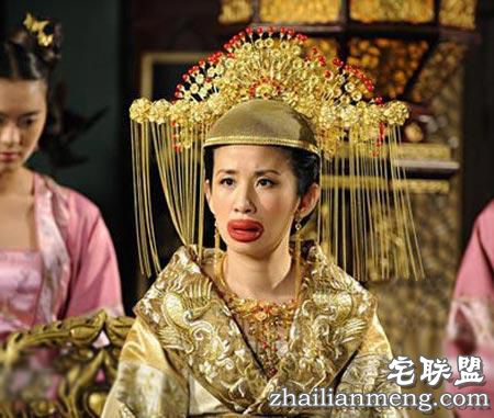 尴尬!男子把女友吻成香肠嘴网友:谁让你们秀恩爱