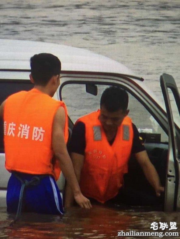 司机开车在江边休息