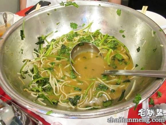 日本人挑战巨无霸香菜拉面简直要吃哭了！