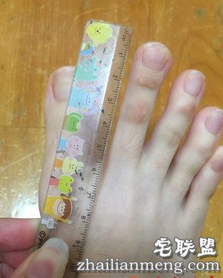 女大学生脚趾修长如手指 可以轻松用脚趾写字