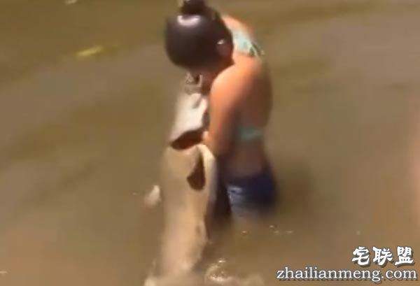 开挂的妹子竟然用自己的胳膊当诱饵,结局吓坏网友,鲶鱼吞食整个胳膊