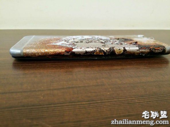 iPhone6s放抽屉竟自燃了 手机壳意外烧出美丽图案