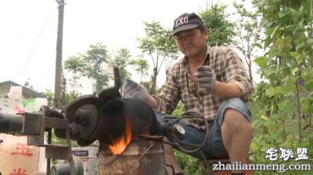天啦噜！居然有人用爆米花的大炮筒爆小龙虾，看到结果我惊呆了