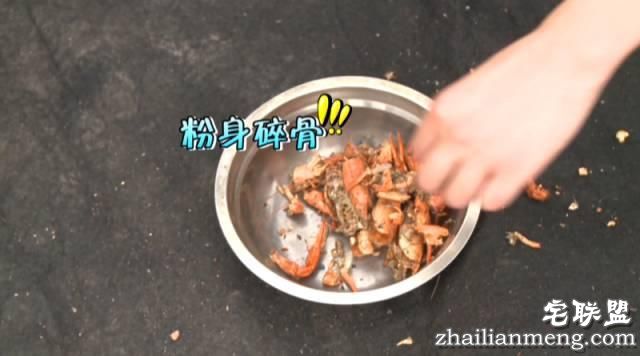 天啦噜！居然有人用爆米花的大炮筒爆小龙虾，看到结果我惊呆了