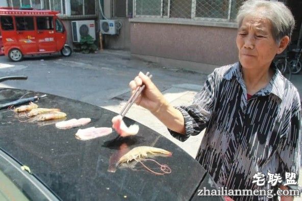 超牛大妈在汽车后备箱上烤肉、烤虾、煎鸡蛋