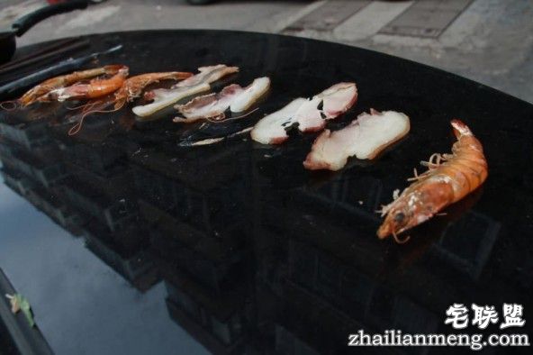 超牛大妈在汽车后备箱上烤肉、烤虾、煎鸡蛋