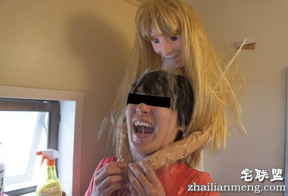 日本单身男很寂寞 将浴室莲蓬头改造成女朋友