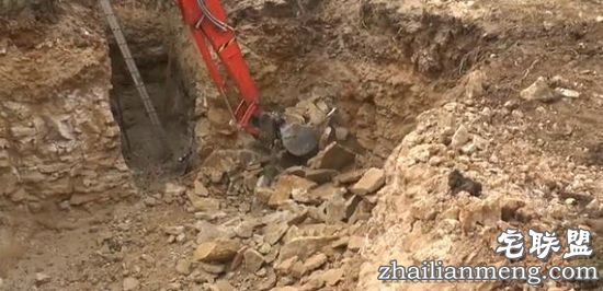 男子在院子里挖洞3年