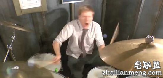 男子在院子里挖洞3年