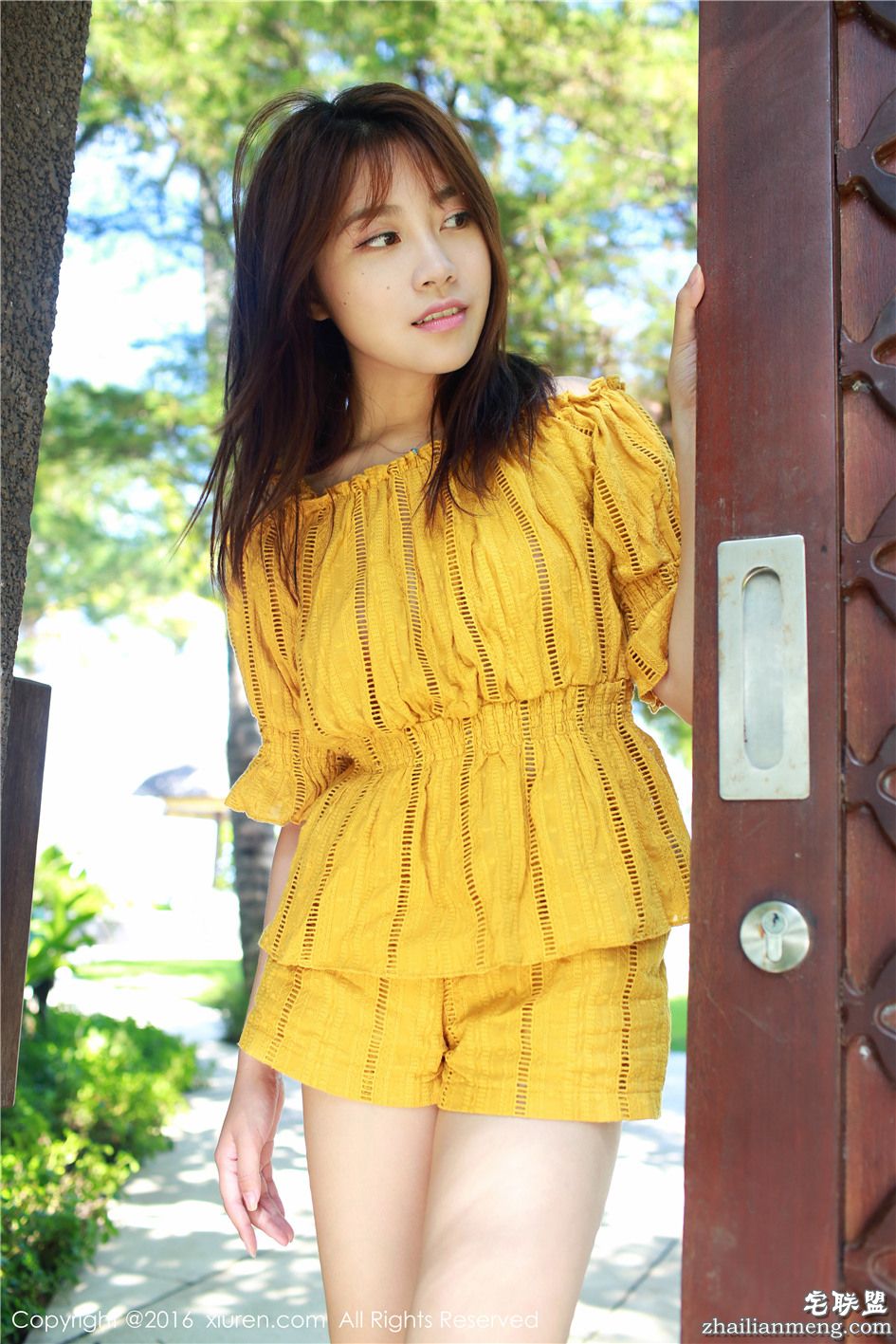 [秀人网] 漂亮百褶裙美女许诺Sabrina人字拖户外阳光个人写真 第477期第4张