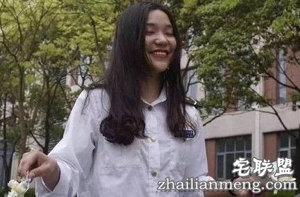 场面壮观！280名男大学生为全系唯一的女生过生日