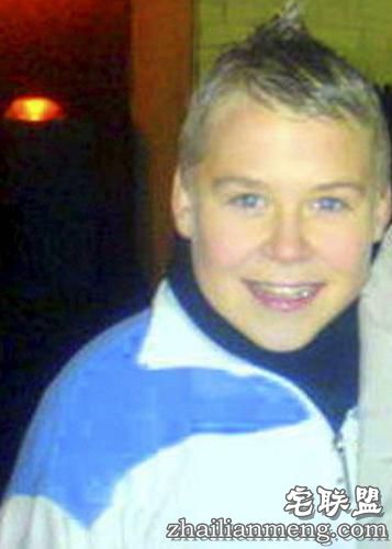 帕米-罗斯原名保尔-威腾，出生在英国桑德兰市。帕米从小就因自己女孩子一样的性格受尽了同学们的凌辱。到了14岁，帕米开始化妆，并穿着女生校服，她决定坦然接受自己的与众不同。