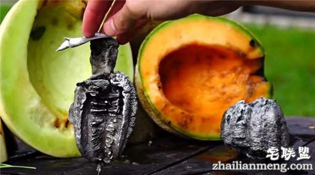 好好的香瓜不吃居然要倒入液态铝？然而剖开后才明白他的用心良苦