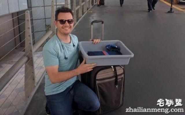 男子胆大偷机场安检东西，竟然想被抓，结果让人大跌眼镜！