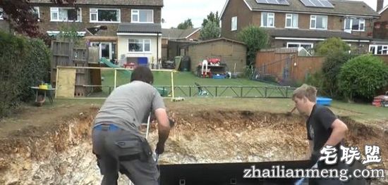 男子在院子里挖洞3年