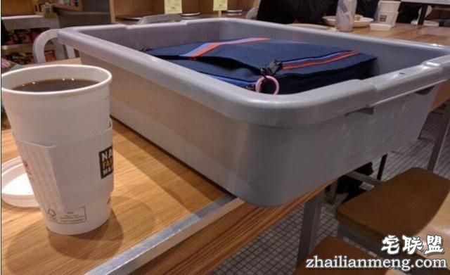 男子胆大偷机场安检东西，竟然想被抓，结果让人大跌眼镜！