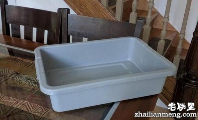 男子胆大偷机场安检东西，竟然想被抓，结果让人大跌眼镜！