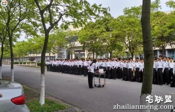 场面壮观！280名男大学生为全系唯一的女生过生日