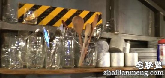 男子在院子里挖洞3年