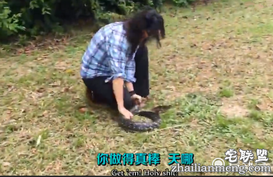 霸气四溅!这女人瞬间拿下两米长蛇