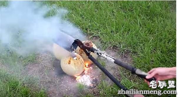 好好的香瓜不吃居然要倒入液态铝？然而剖开后才明白他的用心良苦