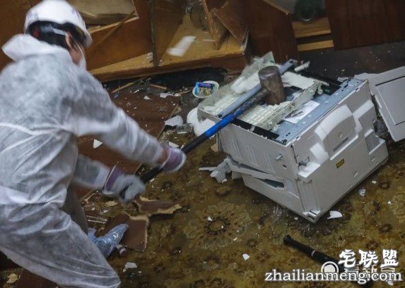 想减压来这里！想砸什么砸什么让你一次砸个够