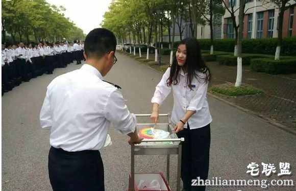 场面壮观！280名男大学生为全系唯一的女生过生日