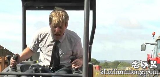 男子在院子里挖洞3年