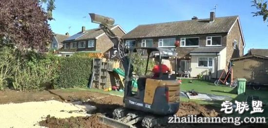 男子在院子里挖洞3年