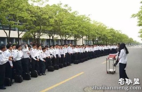 场面壮观！280名男大学生为全系唯一的女生过生日