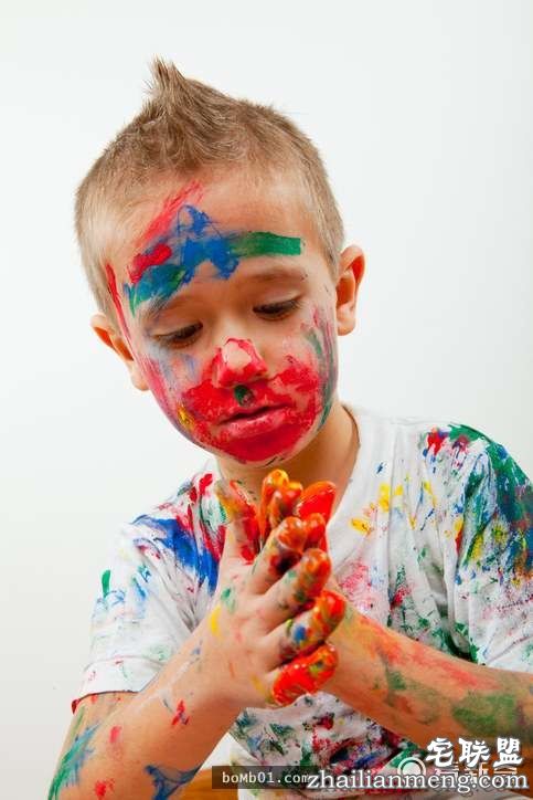 她把透明指甲油擦在衣服上看起来很怪，但是大家接着都马上拿出一瓶跟着做起来！