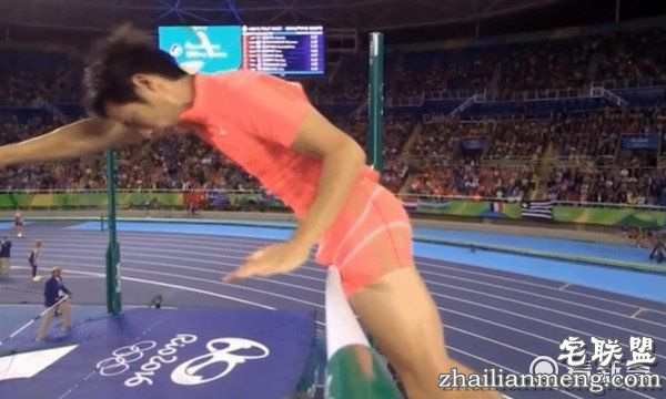 「失去奖牌的痛+男人的痛..」日本撑竿跳选手小竿撞到大竿