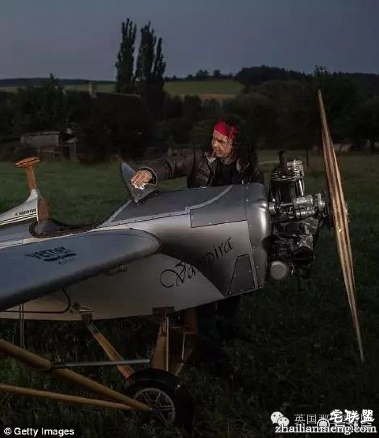 自己造架飞机，每天开飞机上班...这哥们的生活，真的好酷