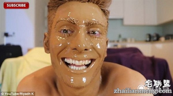 男网红往脸上喷100层古铜色喷雾