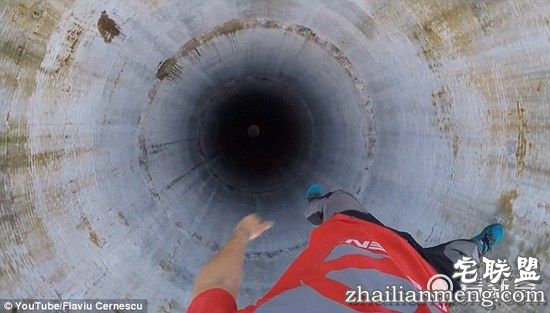 小哥烟囱顶表演独轮车特技，这画面，看着都腿软