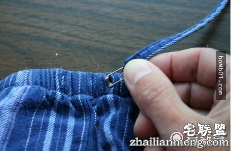 她把透明指甲油擦在衣服上看起来很怪，但是大家接着都马上拿出一瓶跟着做起来！