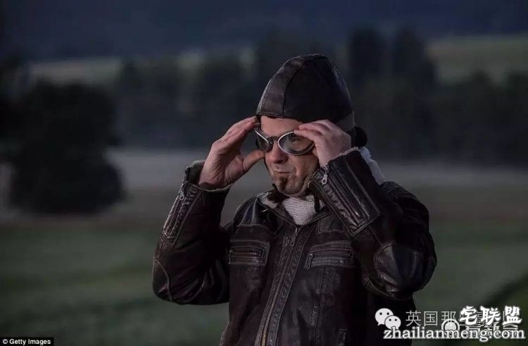 自己造架飞机，每天开飞机上班...这哥们的生活，真的好酷