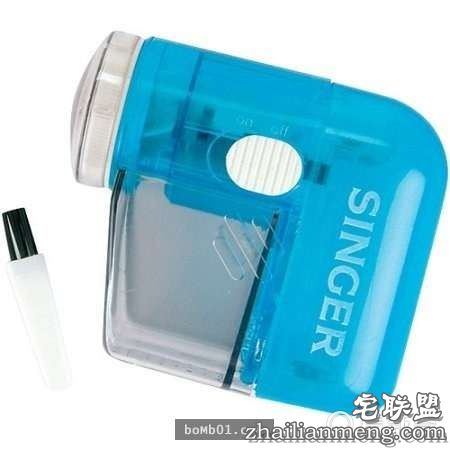 她把透明指甲油擦在衣服上看起来很怪，但是大家接着都马上拿出一瓶跟着做起来！