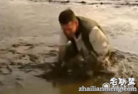 男子被蟒蛇咬住命根