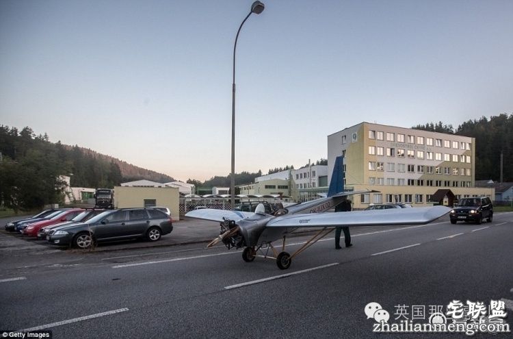 自己造架飞机，每天开飞机上班...这哥们的生活，真的好酷