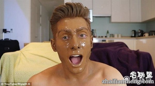 男网红往脸上喷100层古铜色喷雾