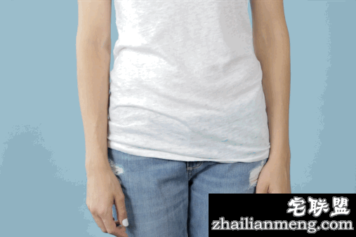 她把透明指甲油擦在衣服上看起来很怪，但是大家接着都马上拿出一瓶跟着做起来！