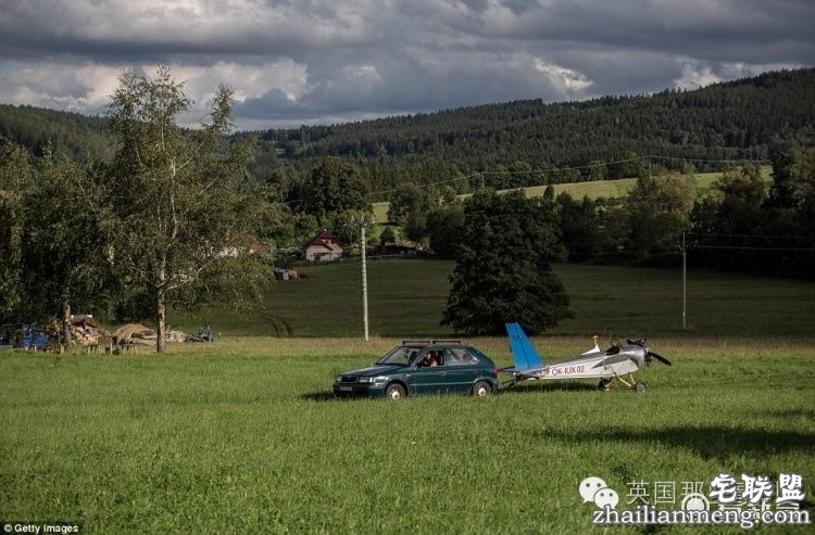 自己造架飞机，每天开飞机上班...这哥们的生活，真的好酷