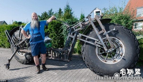 真老汉推车：大叔自制一吨重的自行车