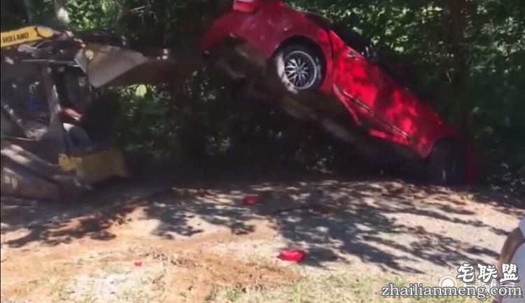 完全炸裂！抓到女儿在新买奥迪上「嗯嗯啊啊」~他竟使出毁灭性惩罚手段吓傻大家！