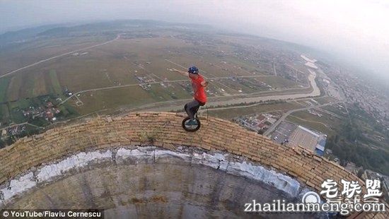 小哥烟囱顶表演独轮车特技，这画面，看着都腿软