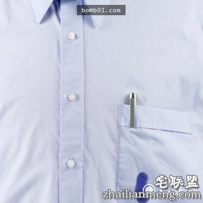 她把透明指甲油擦在衣服上看起来很怪，但是大家接着都马上拿出一瓶跟着做起来！