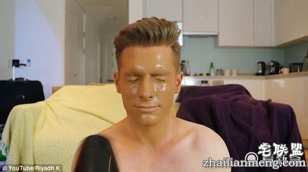 男网红往脸上喷100层古铜色喷雾