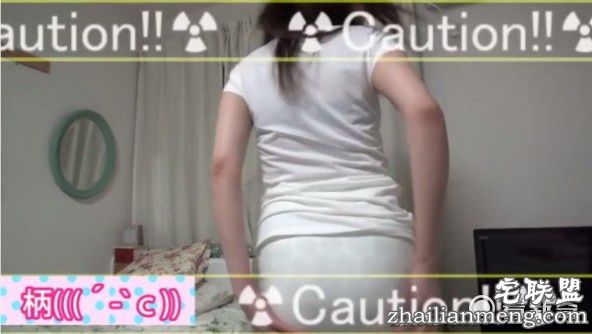 日本正妹穿4款不同颜色的内裤